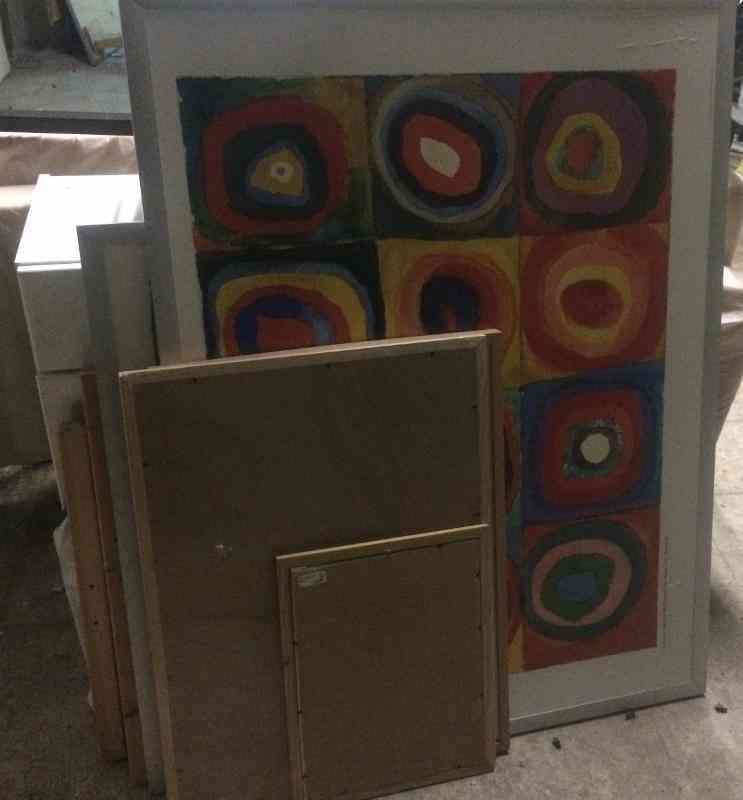 Lote de cuadros y mueble de baño