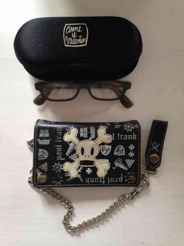 Billetera y gafas de lectura