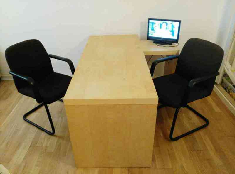 Mesa y sillas de oficina