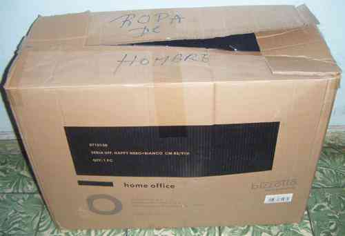 Caja con ropa de hombre.