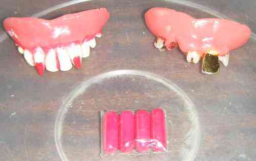 Dentaduras y sangre artificial.