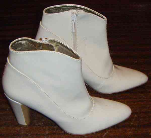 Botines blancos de charol.