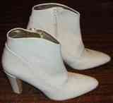 Botines blancos de charol.