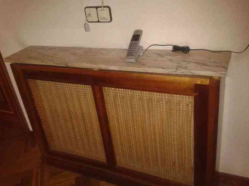Cubre-radiador madera con repisa mármol