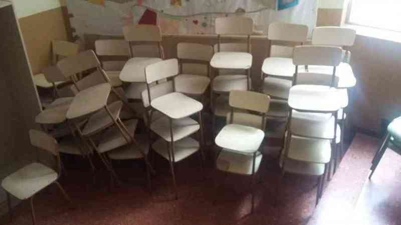50 sillas escolares.