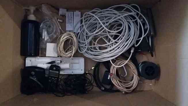 Varios cables, taladro y servilleteros