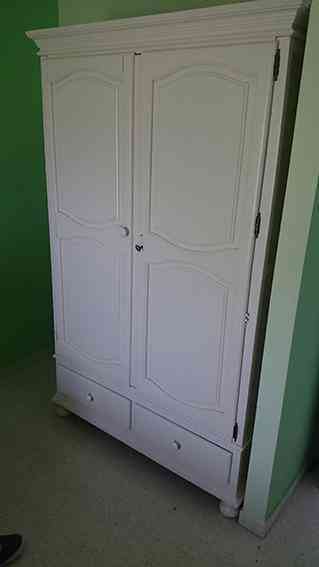 Armario de madera blanco