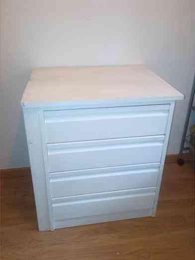 Cajonera pintada de blanco