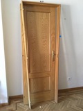 Puerta de madera con marco