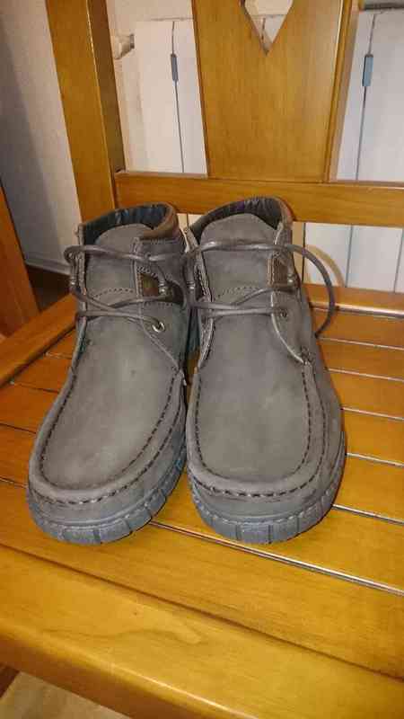 Se regalan 1 par de zapatos de hombre tipo bota nuevos de la talla 42 y otros tipo mocasines