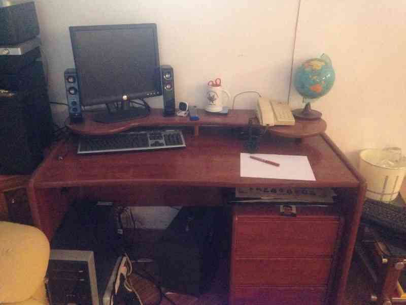 Mesa de ordenador y torre de ordenador