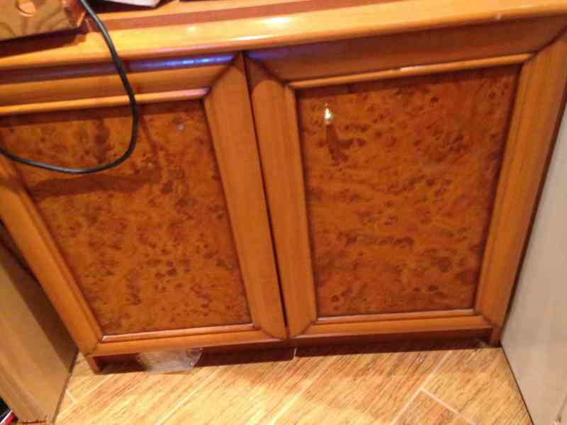 Cómoda de dos puertas 