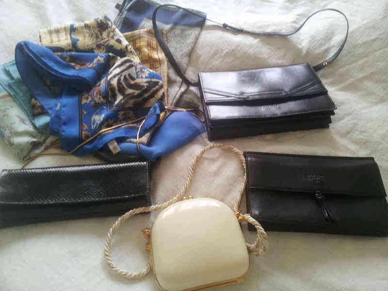 Bolsos y pañuelos de mujer