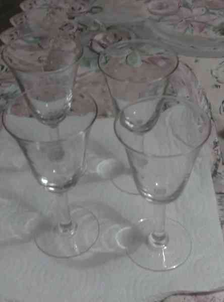 4 copas de vino, de cristal