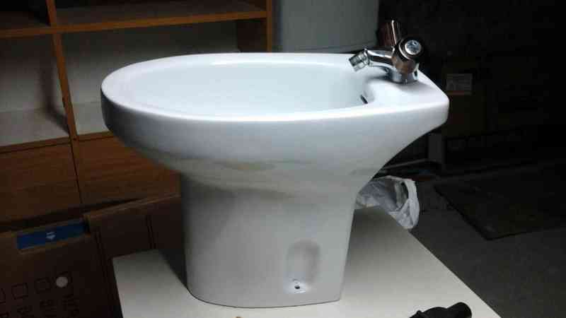 Bidet con grifo