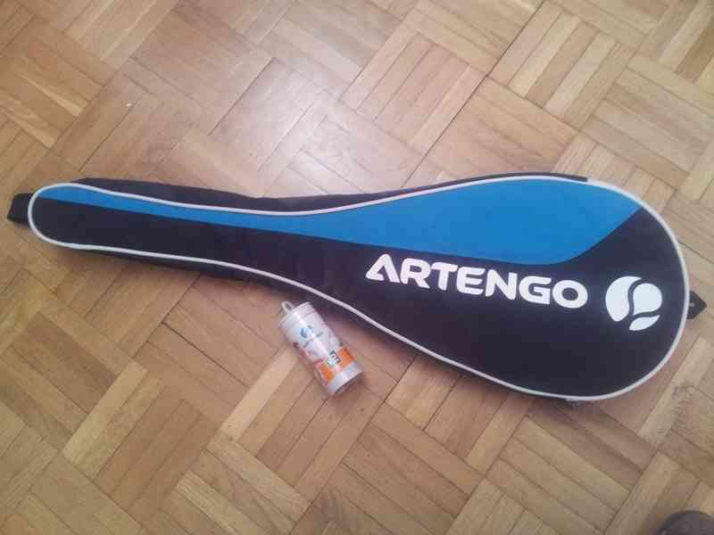 Raqueta de squash y pelotas