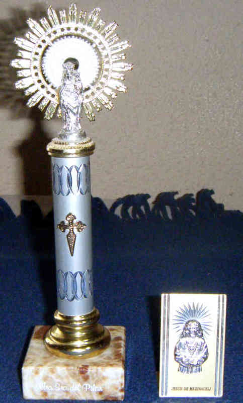 Estatuilla de la Virgen del Pilar y una de Jesus de Medinacelli.