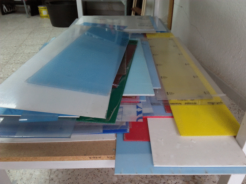 Láminas de metacrilato de distintos tamaños y varios colores