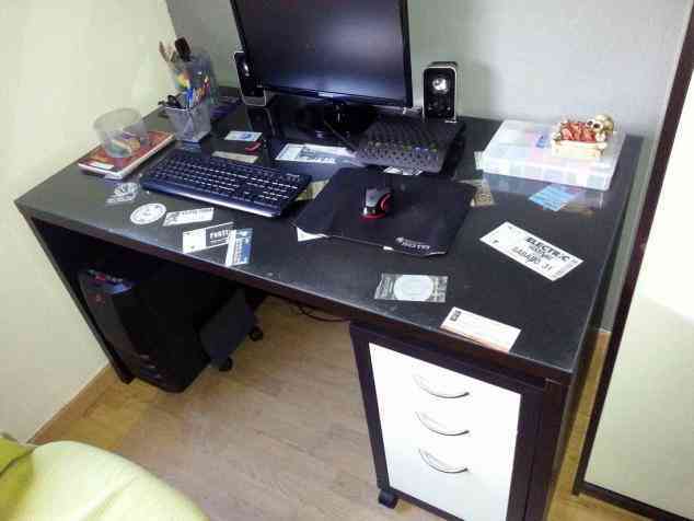 Escritorio Mikael con cristal y cajonera