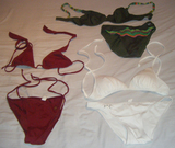 Lote de tres bikinis.