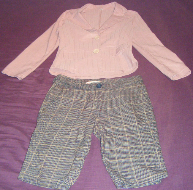 Conjunto pantalon corto y blusa de mujer.