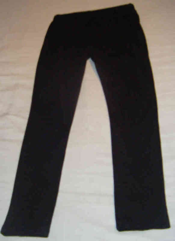 Pantalón negro de gamuza.