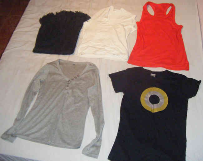 Lote de camisetas y blusa de mujer.