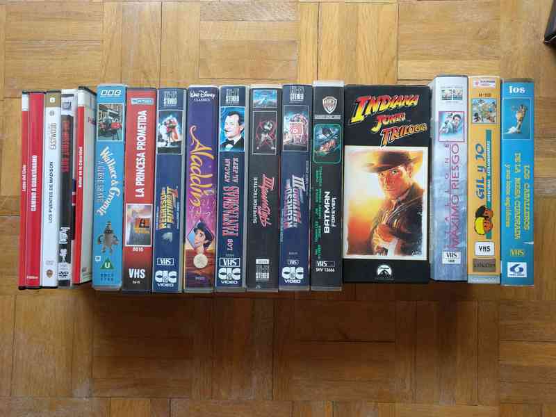 Películas originales en VHS y DVD