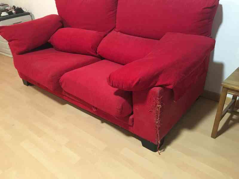 Regalo sofa, con un lateral arañado por mi gato