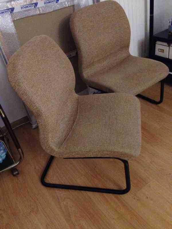 sillones y dos sillas de madera