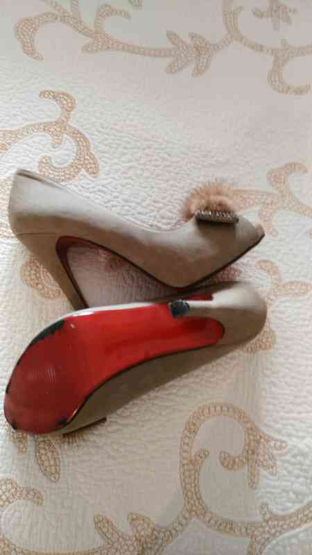 Zapatos tacón pompones marrones