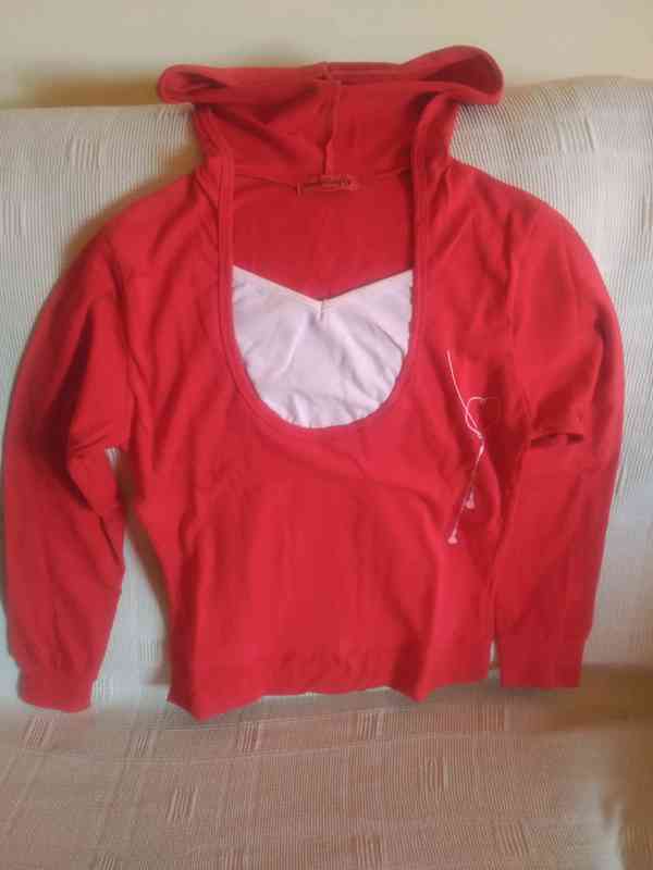 Camiseta m/l roja con capucha entregado Mariamaria95