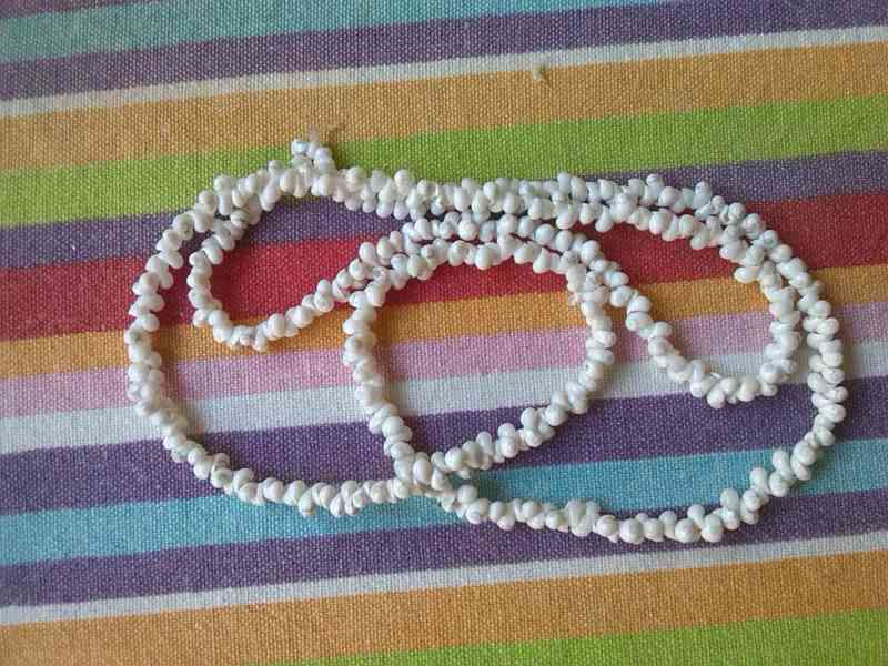 collar blanco de caracoles