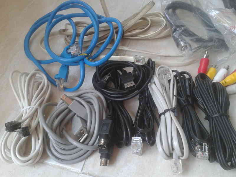 4 cables de red y otros de distintos tipos usb internet, de audio y video ,microfiltro etc