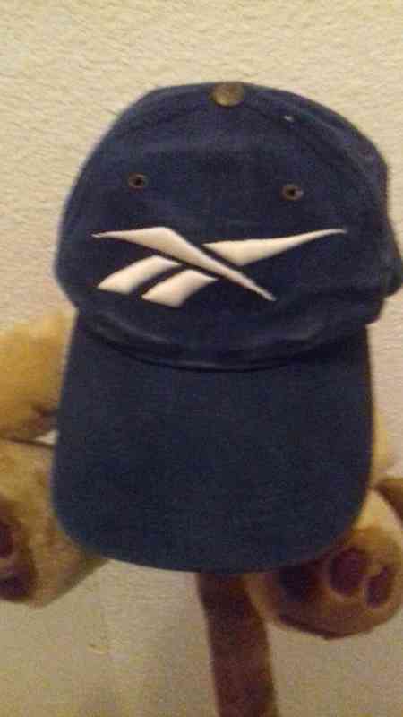 Regalo gorra Reebok original. 