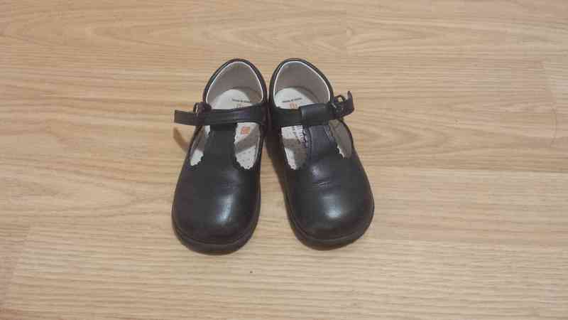 Zapatitos azul marino correa de piel talla 23.