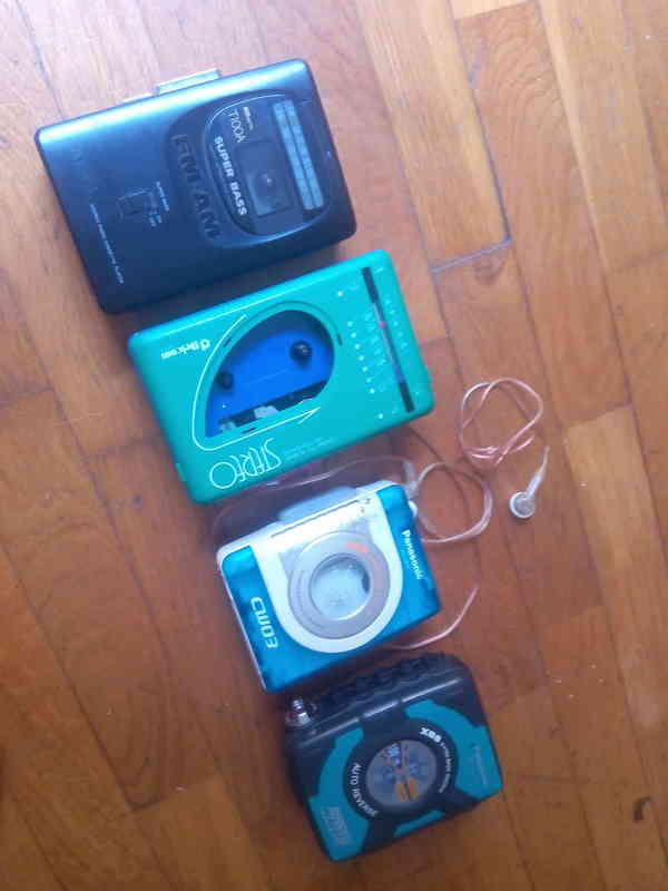 Varios reproductores walkman de cassette