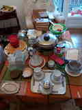 (ya regalado) Regalamos ollas, bandejas, tazas, un juego de té, servilletas de tela, jarrones