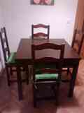  Mesa de comedor cuadrada y cuatro sillas