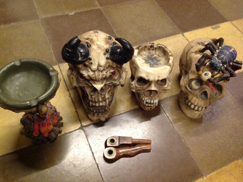 Regalo calaveras y dos pipas de madera he has a mano