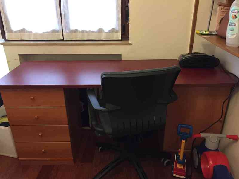 Mesa escritorio y silla goratoria