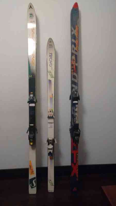 Esquíes, tres pares.