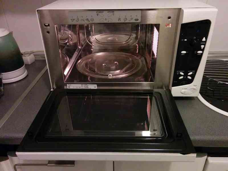 Regalo microhondas, para recoger cerca del metro Guzman el Bueno.