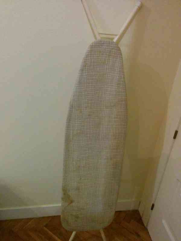 Tabla de planchar a recoger cerca del metro de Guzman el Bueno