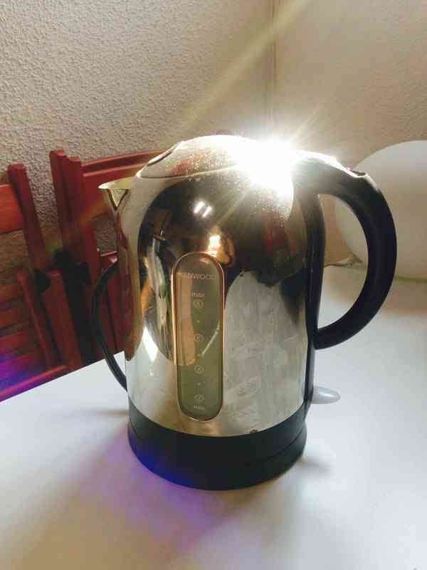 CHAMBERÍ regalo un calentador / hervidor de agua "kettle" de marca Kenwood.