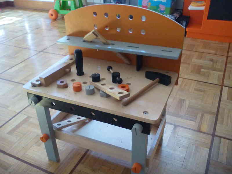 Banco de herramientas de juguete