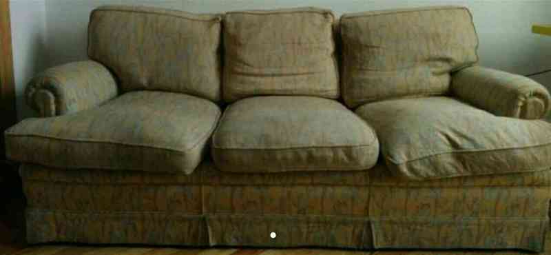 Sofá de tres plazas, cojines de pluma.Las cremalleras de las fundas están casi todas sin el tirador.