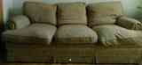 Sofá de tres plazas, cojines de pluma.Las cremalleras de las fundas están casi todas sin el tirador.