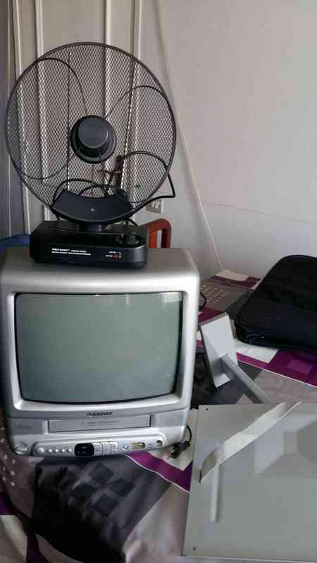 Televisor con VHS integrado + Antena + Soporte pared