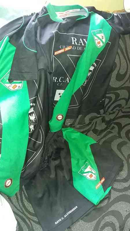 Camisetas negras y verde del Rayo Ciudad Alcobendas 